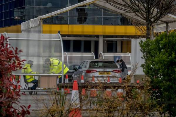 Một trạm xét nghiệm “lái xe qua” ở London. Ảnh: New York Times.