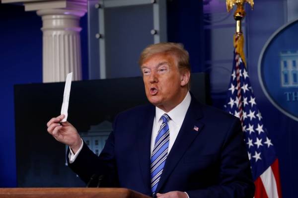 Ông Trump trong cuộc họp báo hôm 19/4. Ảnh: Reuters.