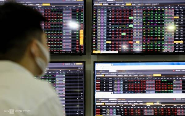 Nhà đầu tư giao dịch tại một sàn chứng khoán ở TP HCM. Ảnh: Như Quỳnh.