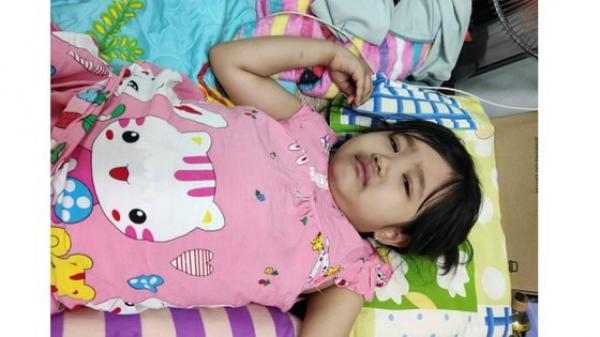 Cháu bé hộ nghèo mắc bệnh ung thư