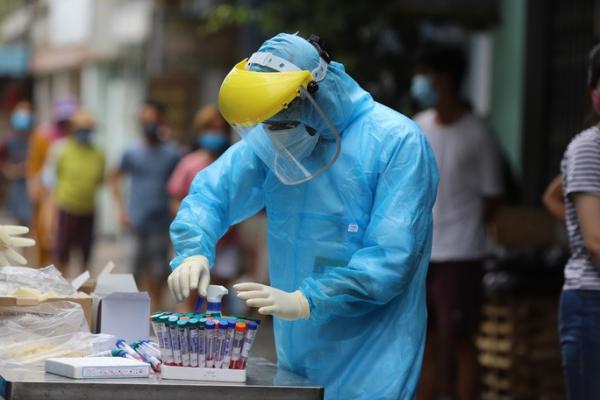Đà Nẵng: Nữ công an trực chốt, nữ giáo viên nấu ăn phục vụ chống dịch nhiễm Covid-19