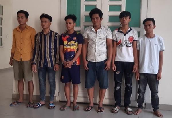 Nhổ nước bọt vào bàn nhậu kế bên rồi kéo đồng bọn tới đâm chết người