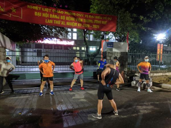Chạy 21km quyên góp tặng quà cho nhân viên y tế tuyến đầu ở cơ sở 2 Bệnh viện Trung ương Huế