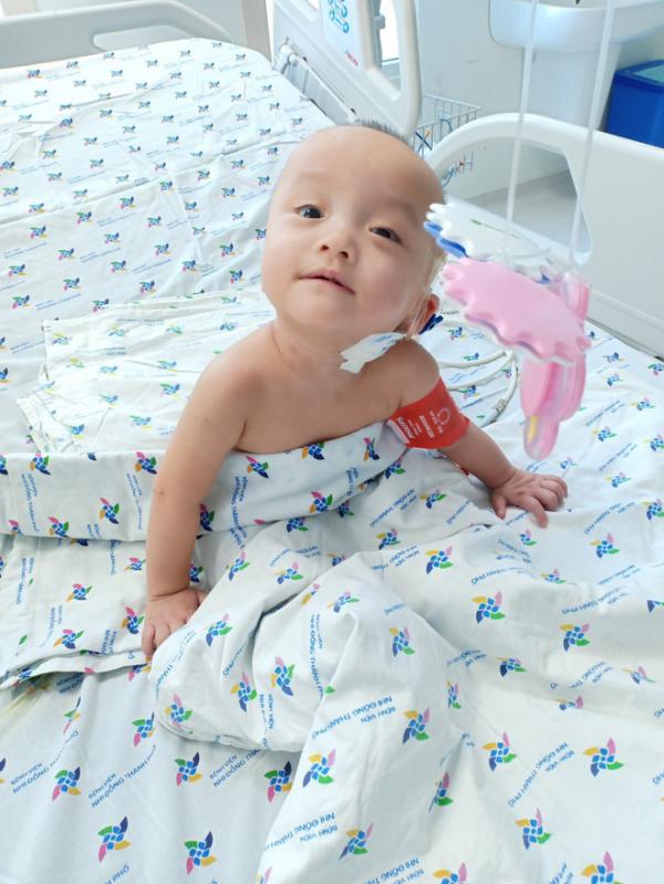 Tròn 1 tháng Trúc Nhi - Diệu Nhi mổ tách rời, người mẹ hạnh phúc nhắn nhủ