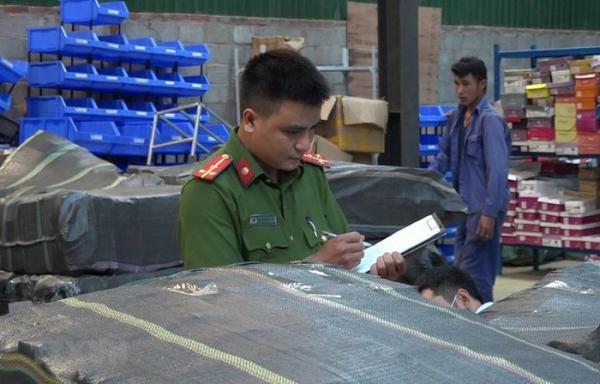 Lào Cai: Bắt giữ kho hàng giày dép số lượng lớn không rõ nguồn gốc