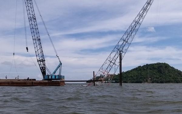 Kiên Giang: Điều tra, truy tìm phương tiện làm trụ điện cao thế vượt biển đổ nghiêng