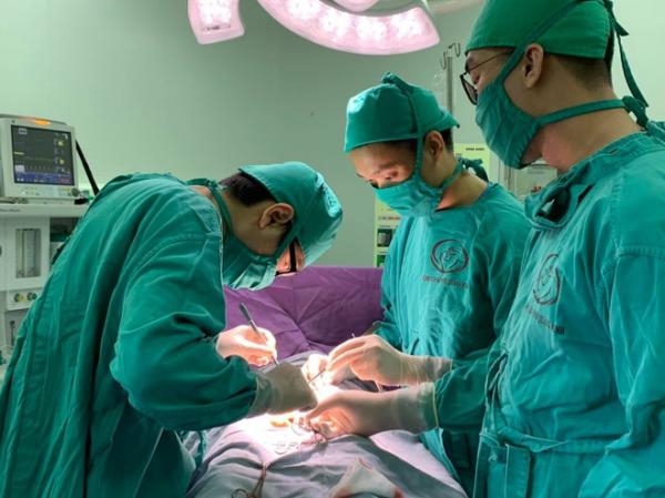 Bệnh nhi bị tụ máu ngoài màng cứng, gãy xương đỉnh và thái dương bên phải sau khi ngã cầu thang.