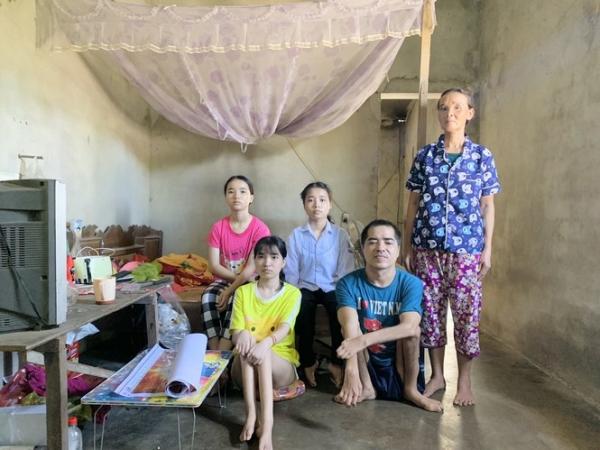 12 năm dệt nên giấc mơ giảng đường trên đôi chân mẹ: Yêu thương làm điểm tựa sức mọn hóa phi thường