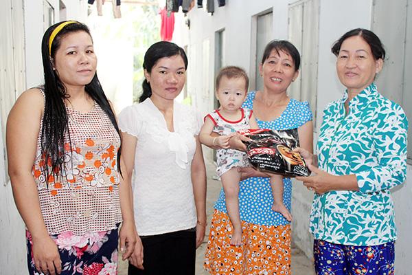 Chủ nhà trọ ‘’chia lửa‘’ với công nhân thời dịch