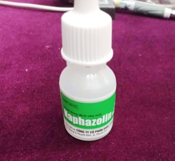 Hai trẻ bị ngộ độc thuốc nhỏ mũi
