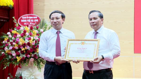 Trao quyết định nghỉ hưu theo chế độ đối với Chủ tịch UBND TP Hạ Long