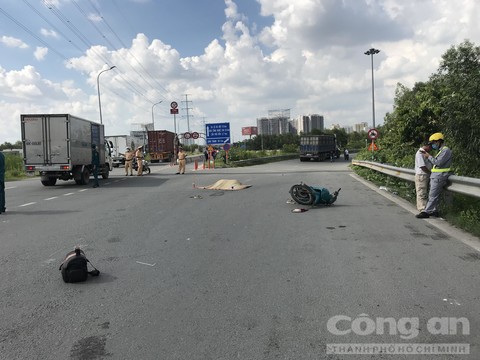 TPHCM: Đi đám ma về, một phụ nữ bị xe container cán tử vong