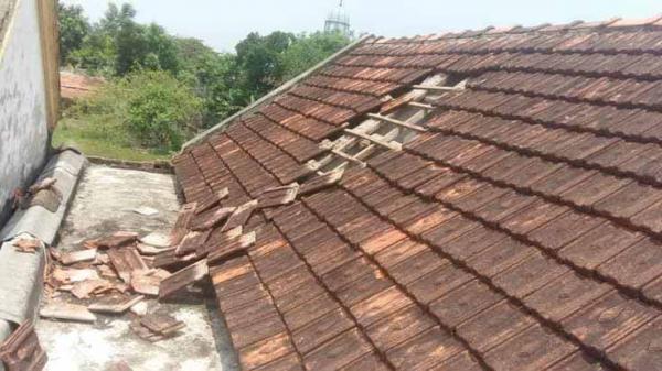 Máy bay hạ cánh xuống sân bay Quốc tế Vinh làm tốc mái nhà dân
