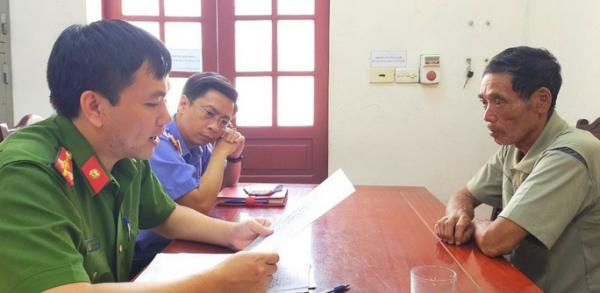 Dùng cối đá đánh liên tiếp vào đầu hàng xóm, cướp đôi bông tai vàng