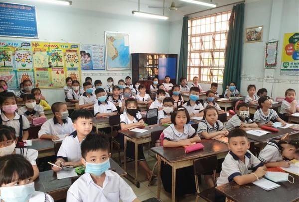 Trước thềm năm học mới: Áp lực phòng chống dịch, tăng sĩ số, tiền SGK