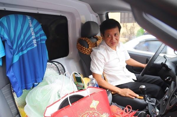 Xúc động người dân dọc đường tặng ông Hải hộp bánh, đôi dép tổ ong: Đến đâu cũng được đón