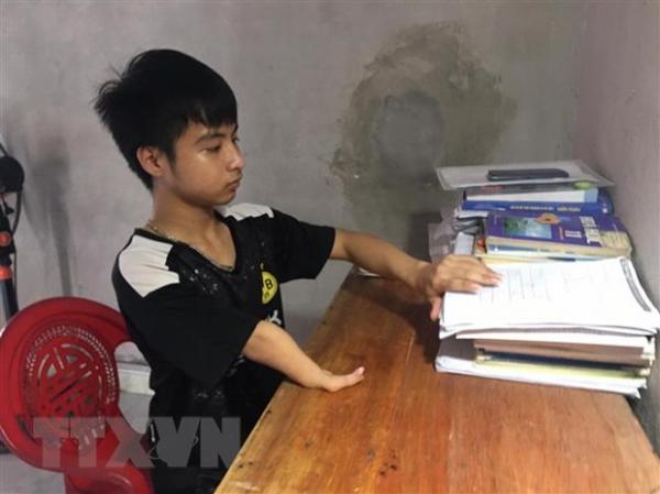Thanh Hóa: Khen thưởng đôi bạn cõng nhau tới trường suốt 10 năm