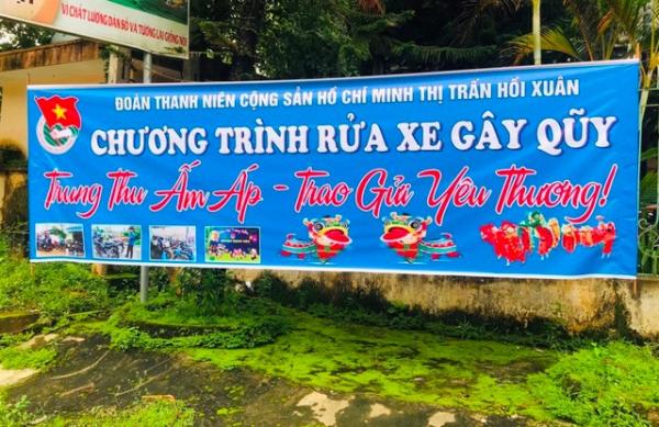 Thanh niên miền núi rửa xe gây quỹ mua quà Trung thu cho trẻ em nghèo