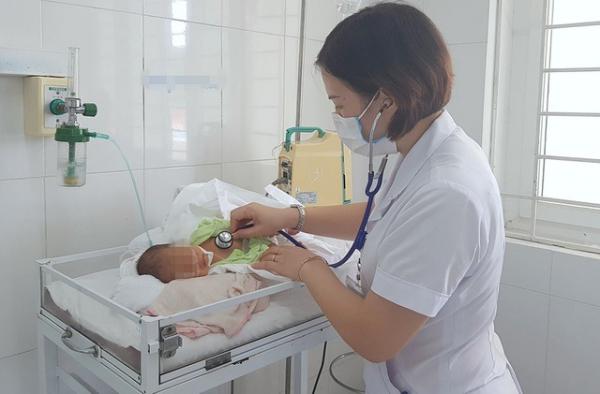 Bà dùng thanh nứa cắt rốn cho cháu, bé sơ sinh nhập viện nguy kịch