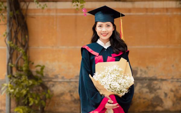 Nữ sinh nghèo tốt nghiệp thủ khoa từng đi phục vụ quán ăn, bán quần áo