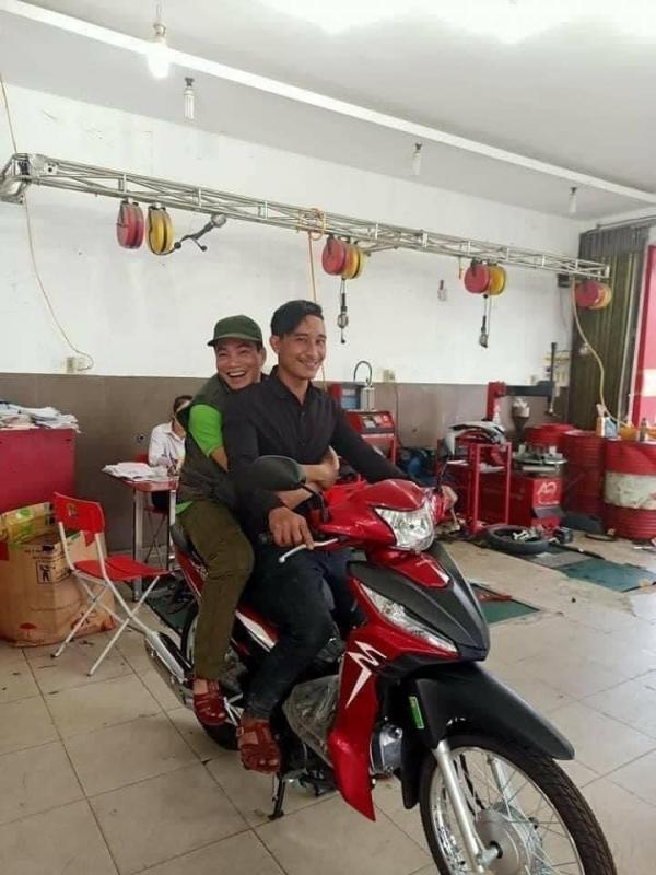 Người đàn ông nói “không cần tiền, chỉ xin đi nhờ xe” được tặng xe máy mới