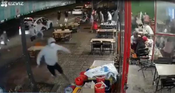 CLIP: Băng nhóm bịt mặt từ 3 ôtô lao vào quán nhậu hỗn chiến kinh hoàng