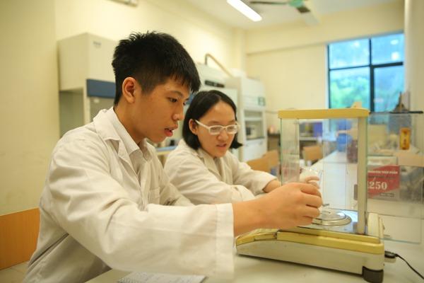 Hai học sinh lớp 8 ở Hà Nội biến nước ô nhiễm thành nước sạch nhờ vật liệu nano