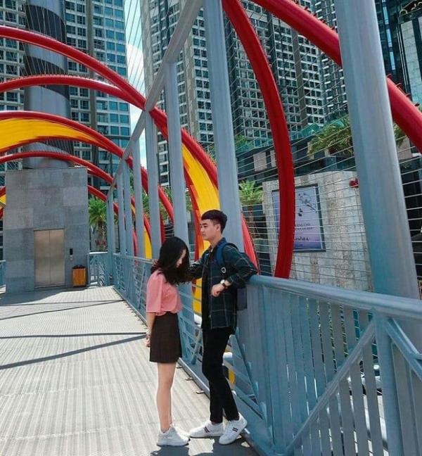Quen nhau qua mạng đôi bạn cùng nhau thức đêm học bài đến 1h rồi cùng