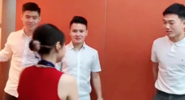 Clip: Mấy giây biểu cảm lạ của Quang Hải trước fan girl, netizen ngồi hóng phản ứng của bạn gái ở nhà