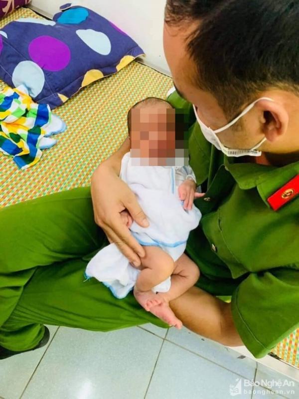 Bé trai 10 ngày tuổi bị bỏ rơi trước cổng nhà dân