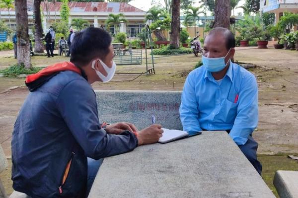 Cán bộ xã rớt 3 lần tốt nghiệp THPT nhưng vẫn quyết tâm đi thi