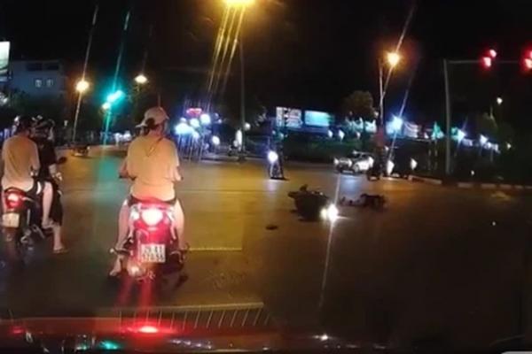 Ôtô vượt đè‌n đ‌ỏ húc tung xe máy, hành động sau đó càng gây bức xúc hơn