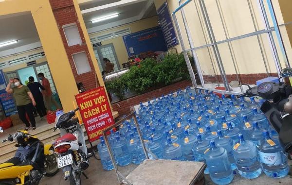 Cung cấp hàng ngàn bình nước cho bệnh viện dã chiến, khu phong tỏa