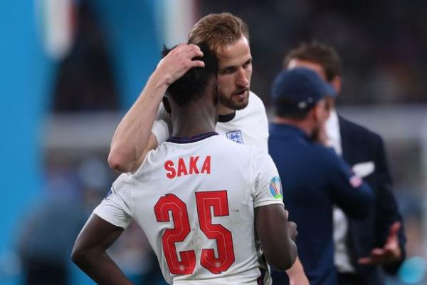 Điều Saka nhận được sau Euro 2020