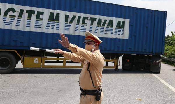 Cưỡng chế nhiều xe không chịu quay đầu ở chốt kiểm soát vào Hà Nội