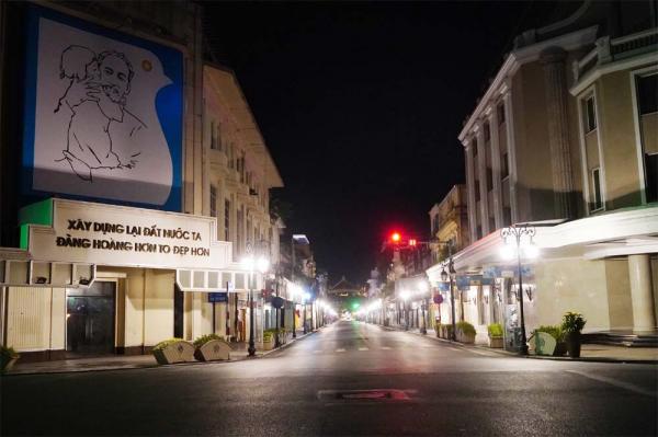 Hà Nội vắng lặng, yên bình đêm giãn cách xã hội