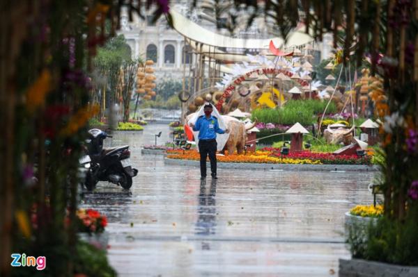 TP.HCM mưa giữa trưa