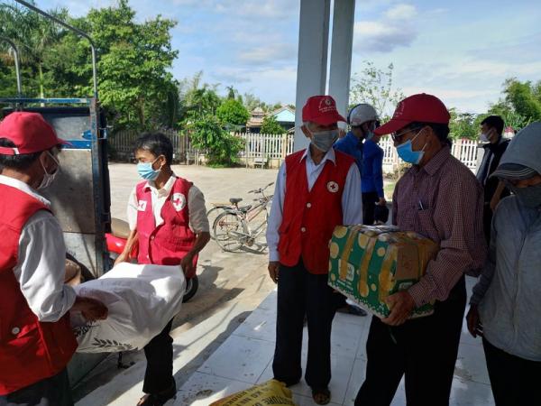 Nông dân Quảng Nam hái rau, góp gạo gửi vào tâm dịch Đà Nẵng