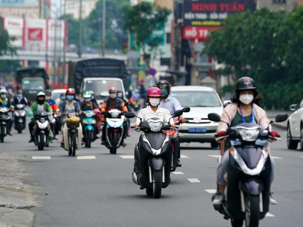 Đường phố TP.HCM đông đúc, CSGT vất vả kiểm tra giấy tờ xe qua chốt kiểm soát