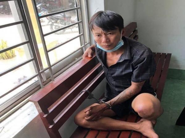 Cầm dao đi chém 2 bảo vệ dân phố vì vợ không được qua chốt