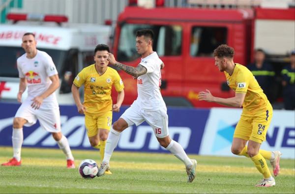 V-League 2021: Người muốn đá, kẻ muốn hủy